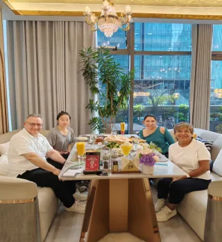 Clientes durante visita o reunión comercial