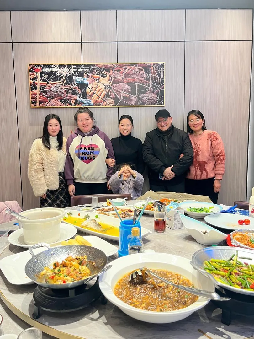 Aliados y clientes acompañados por Yiwu Cambridge