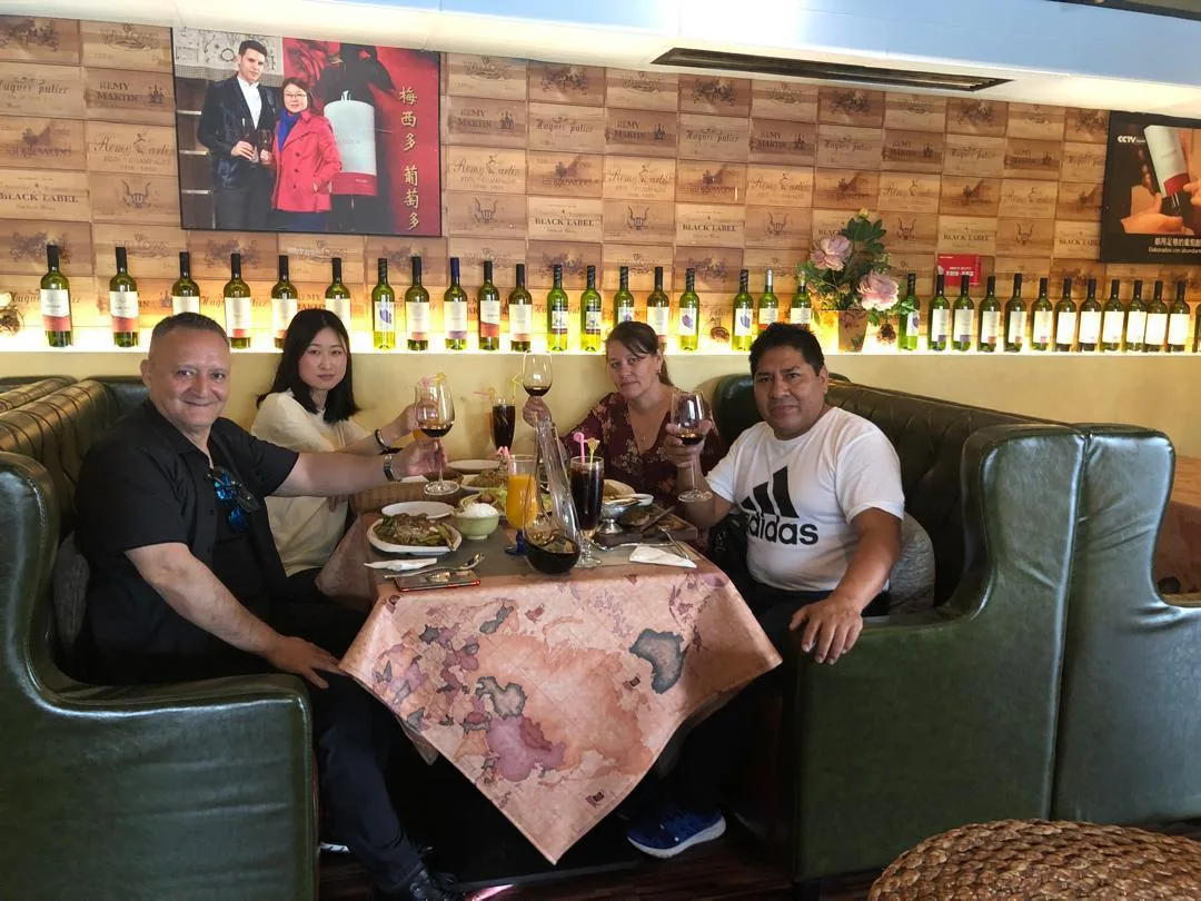 Cliente satisfecho junto al equipo de Yiwu Cambridge