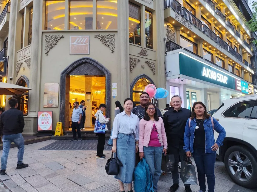Grupo de clientes durante recorrido comercial en China